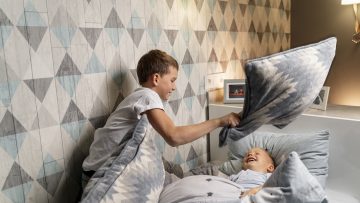 Łóżka w kształcie łodzi lub statków – inspiracje na morski pokój dziecięcy