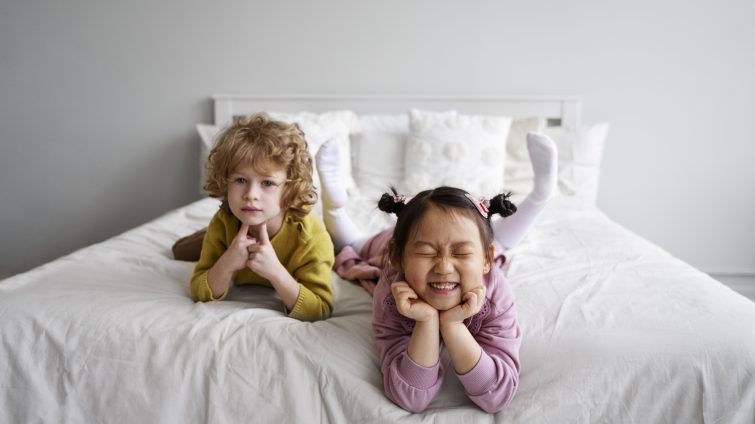 Dzieci bawiące się podczas zabawy