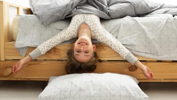 szczesliwe dziecko usmiechniete dziecko na lozku