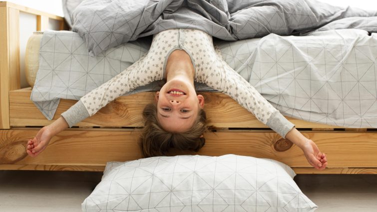 szczesliwe dziecko usmiechniete dziecko na lozku