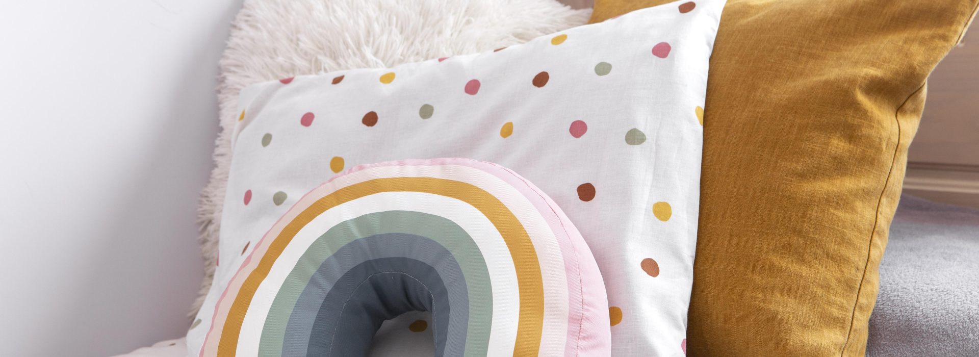 Wnętrze dekoracji pokoju dziecięcego z poduszkami