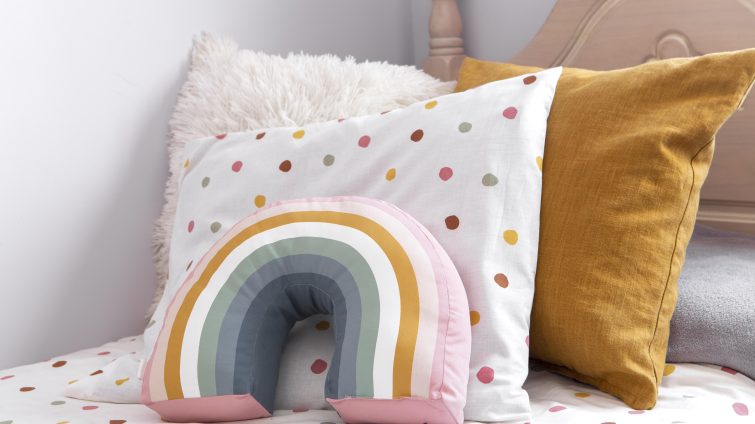 Wnętrze dekoracji pokoju dziecięcego z poduszkami